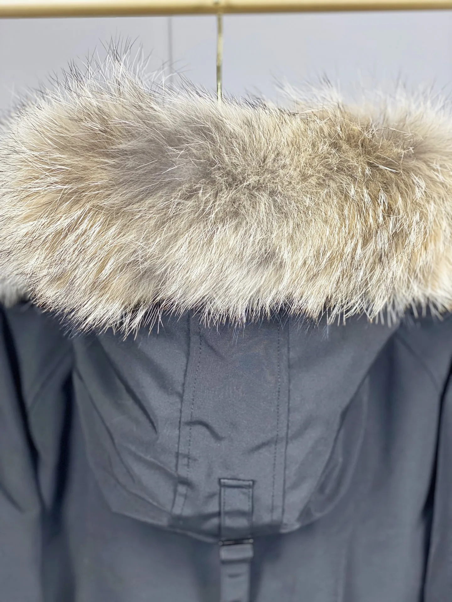 P780 Canada goose/Canada Goose Chilliwack 01 bomber jacket down jacket, authentic original clothing mold, all accessories are customized from the original factory. 💯The softness of the fabric is compared with the original product, and it can be restored by kneading at will (fabric misunderstanding: it is not a high-hardness fabric that is waterproof. Only those who buy the latest authentic version this year will notice the softness and comfort of the fabric) 💯The down is synchronized with the authentic white duck down, fluffy and not clumps, electronically controlled down filling machine. 💯Customized authentic YKK zipper pullers, high hardness and no jamming 💯The fur collar is custom-made from coyote skins in western Canada, the original version has the same origin 💯All workmanship and wiring are controlled by workers with more than ten years of service. They must be horizontal and vertical, and are not crooked. The inner wiring density is more sophisticated. Feel free to compare 💯Goose logo on sleeves, collar label, washed label, hangtag, zipper cord, pocket label, cuff thread, hem thread All details are updated simultaneously with the original product. The best version with the most complete colors. Sizes: XS-XXL (size chart attached below)